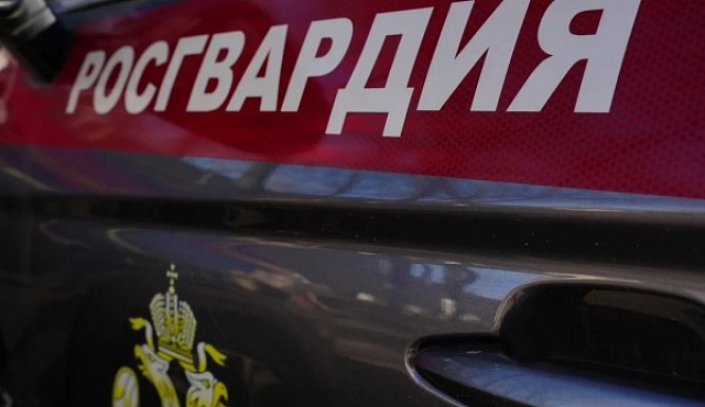 Московские росгвардейцы задержали мужчину, решившего «из интереса» похитить элитный алкоголь из супермаркета