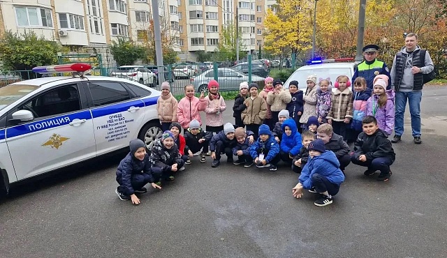 В Восточном округе Москвы сотрудник Госавтоинспекции совместно с членом общественного совета УВД по ВАО ГУ МВД России по г. Москве провели встречу с детьми в рамках акции «Осенние каникулы» 